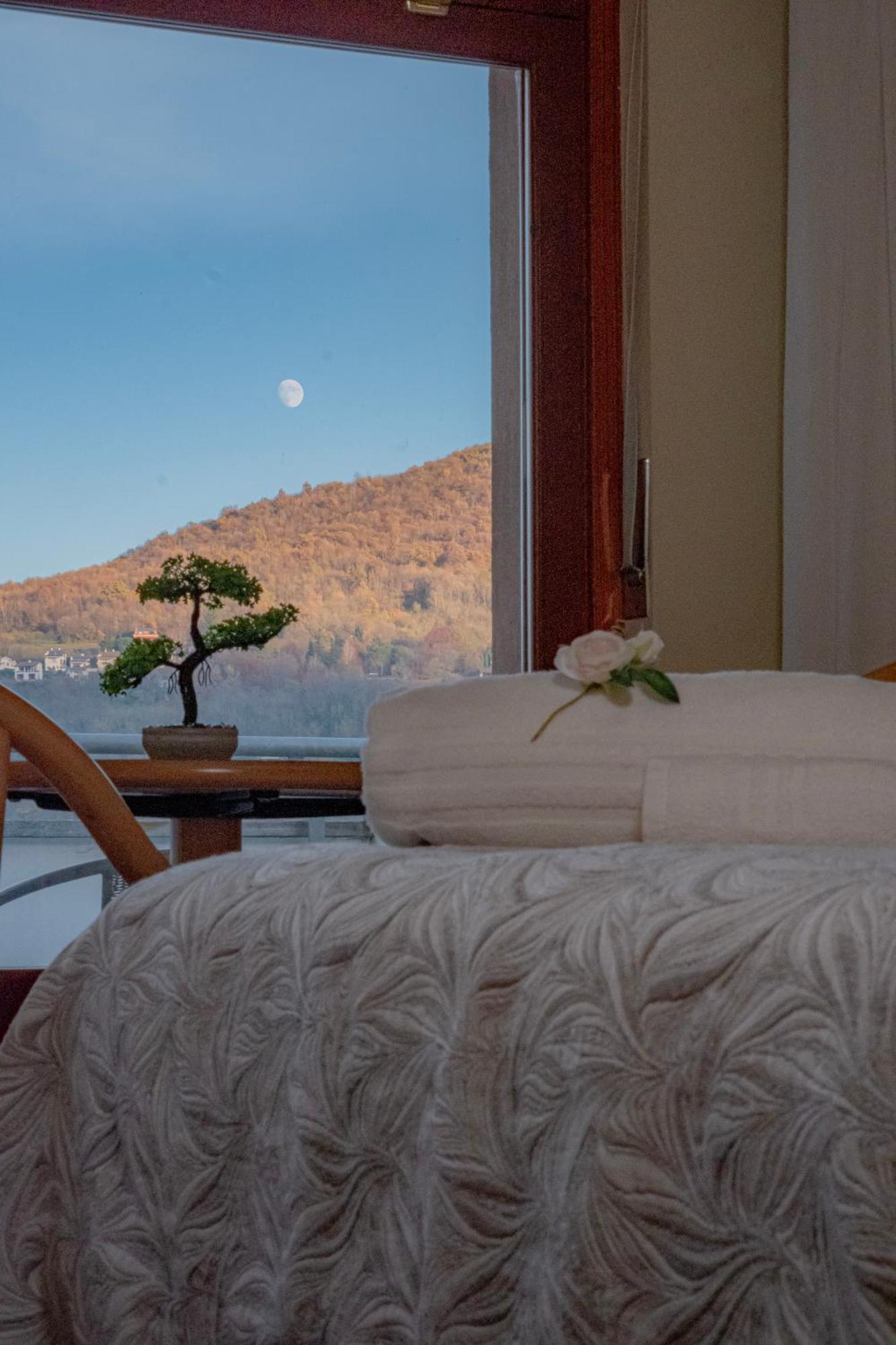 Hotel Chalet Del Lago Avigliana Exterior photo